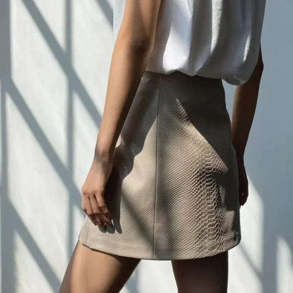 Aritzia Babaton Modern Vegan Leather Croc Embossed Mini Skirt Beige Size 0 - Picture 7 of 13